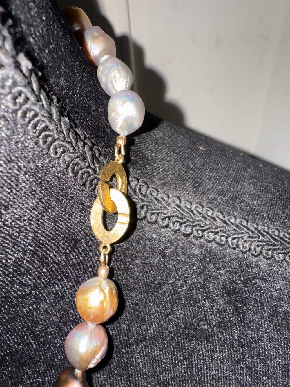 Iridescent Baroque Pearl Necklace in Multi-Tone Sheen - Women Jewelry - Picture 4 of 5